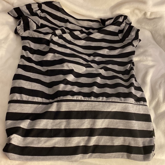 MYTH top look’s like 2 but 1 with attached belt size 1X black and gray in color. - Picture 8 of 10